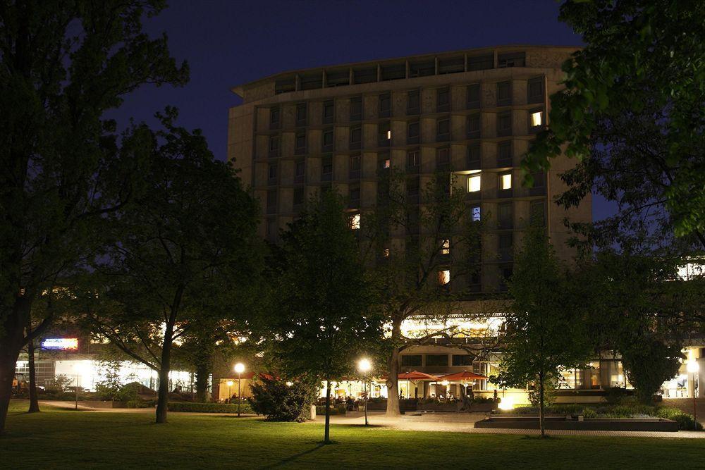 Althoff Hotel Am Schlossgarten Stuttgart Exterior foto The hotel at night
