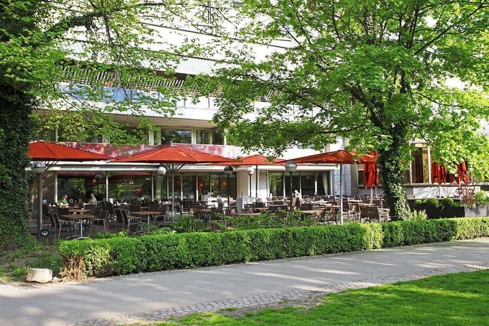 Althoff Hotel Am Schlossgarten Stuttgart Restaurant foto Restaurant in the park