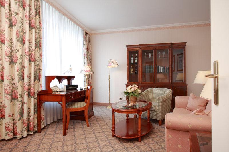 Althoff Hotel Am Schlossgarten Stuttgart Cameră foto A suite at the Hotel de France