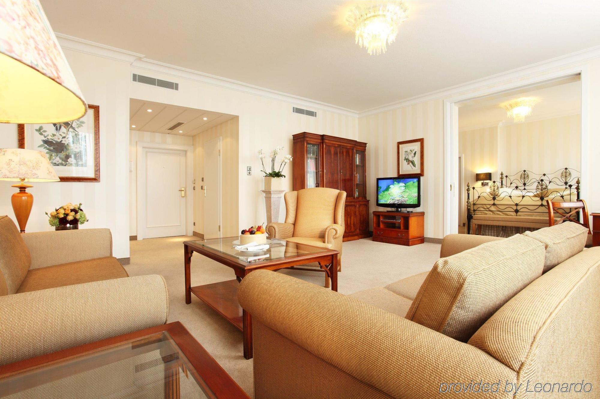 Althoff Hotel Am Schlossgarten Stuttgart Cameră foto A living room