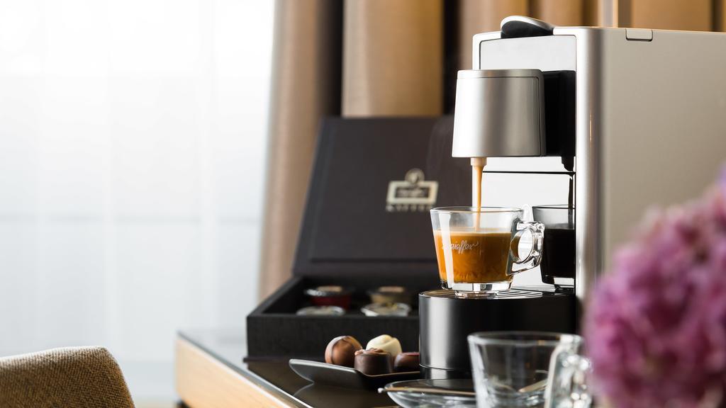 Althoff Hotel Am Schlossgarten Stuttgart Exterior foto A Caffè d'Italia coffee machine