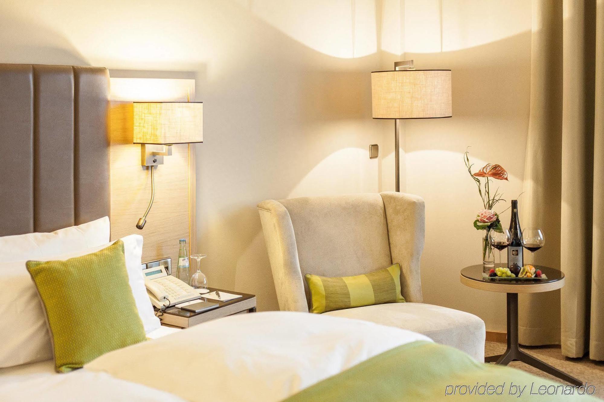 Althoff Hotel Am Schlossgarten Stuttgart Exterior foto A room at the hotel