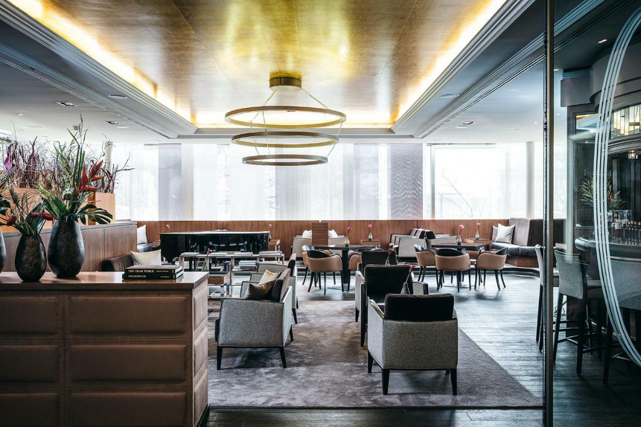 Althoff Hotel Am Schlossgarten Stuttgart Exterior foto The lounge at the airport