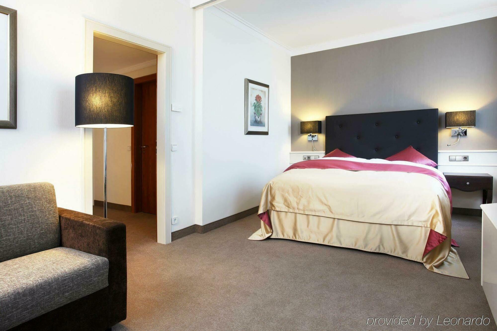 Althoff Hotel Am Schlossgarten Stuttgart Cameră foto A room at the hotel